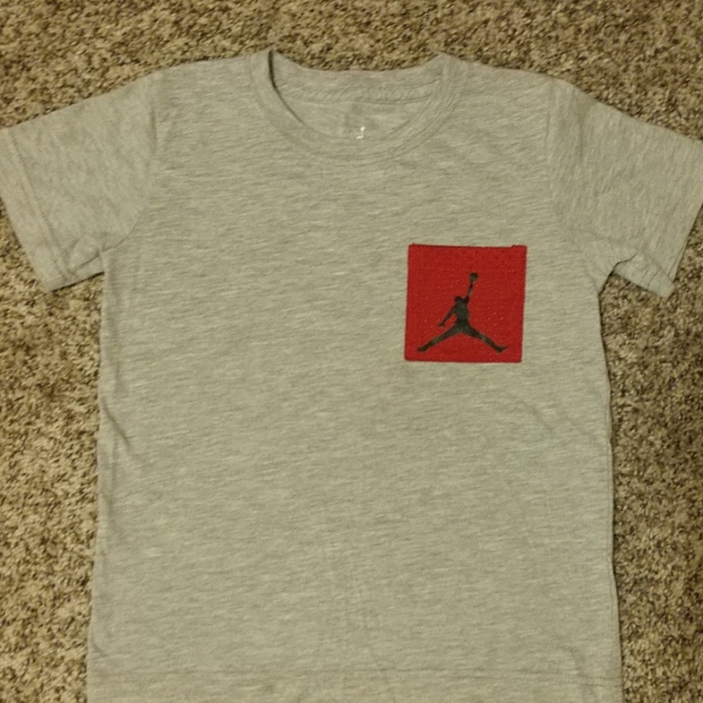 Little boys sz 6 Jordan shirt